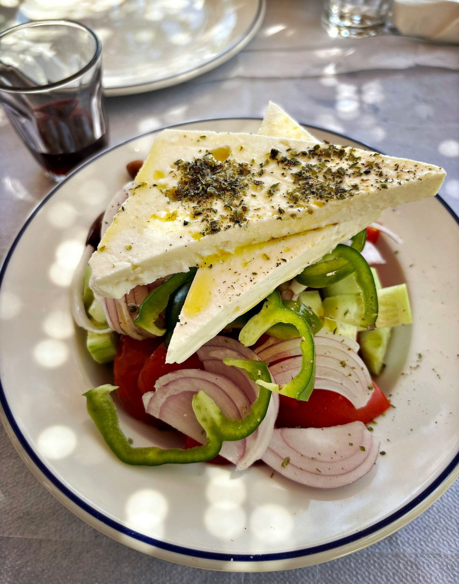 Χωριάτικη σαλάτα με ντομάτα, ελιές και φέτα