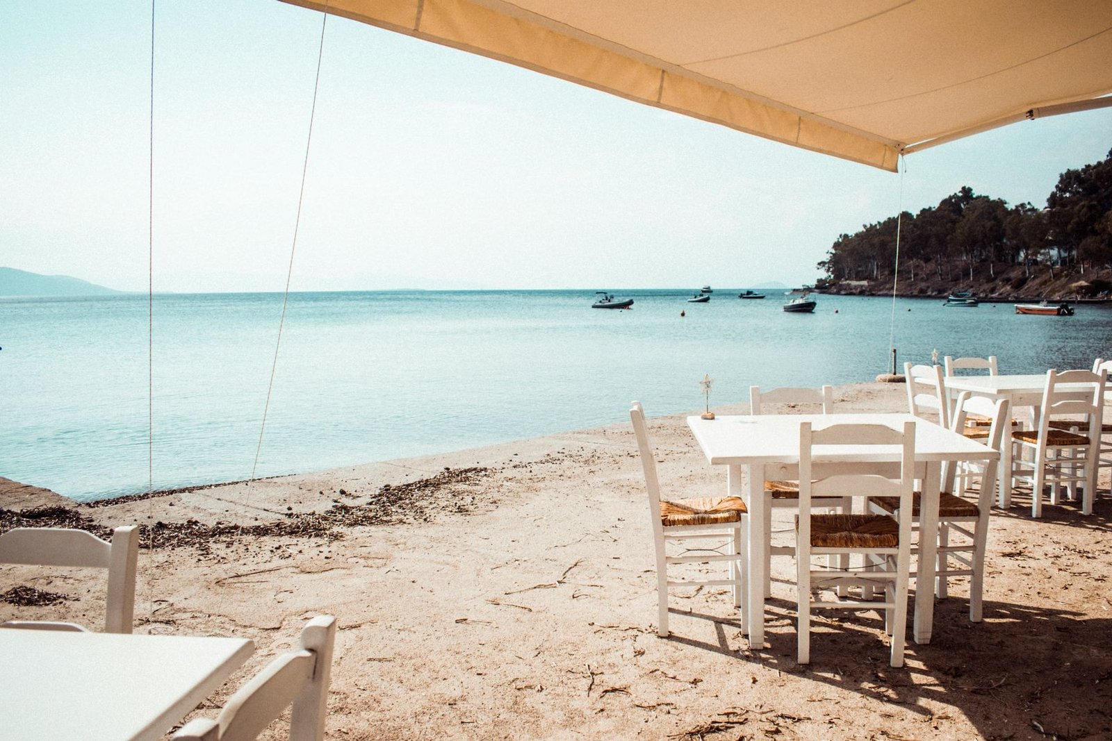 Τραπέζια δίπλα στη θάλασσα στην Πάργα