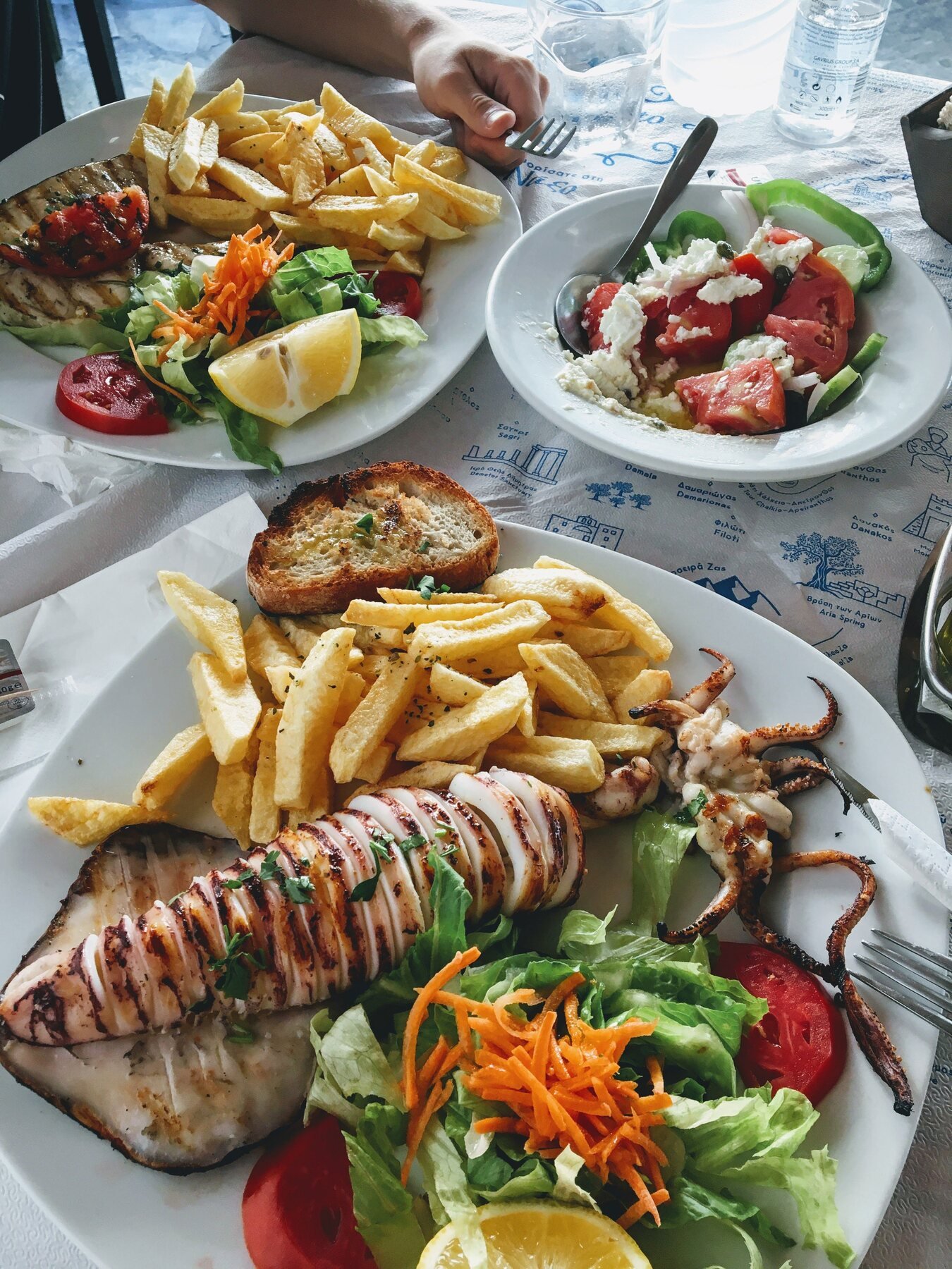 Καλαμάρι σχάρας with Greek salad and potatoes